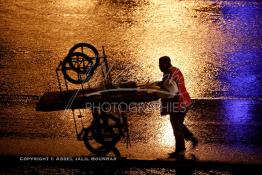 Image du Maroc Professionnelle de  Un commerçant pousse son chariot sur la petite bande non inondé sur le grand Boulevard Mohammed VI de la capitale économique du Maroc, des pluies diluviennes se sont abattu sur Casablanca durant la nuit du Samedi 17 Novembre 2012. (Photo / Abdeljalil Bounhar) 